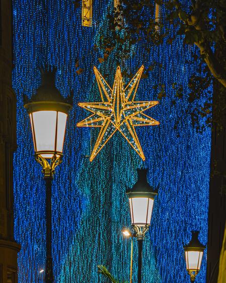 Iluminación navideña en Plaça de Catalunya.