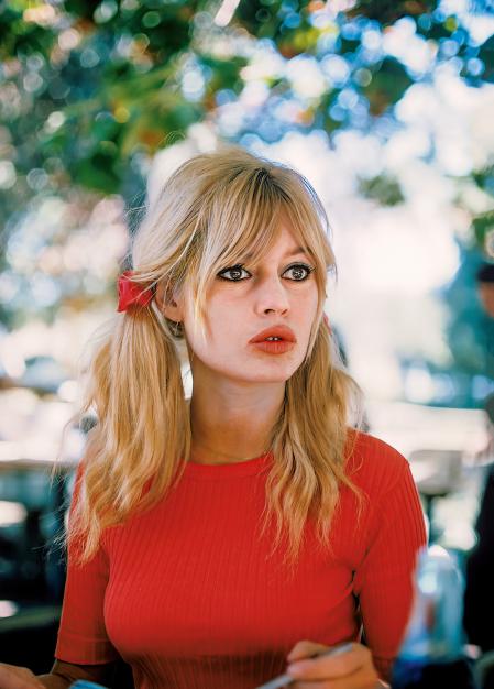 La actriz francesa Brigitte Bardot en 1965 durante la filmación de la película 'Viva Maria', de Louis Malle, coprotagonizada con Jeanne Moreau