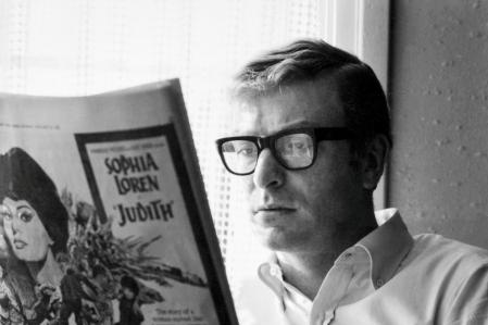 Michael Caine, ahora recién retirado, fue el actor que hizo ‘cool’ el dialecto londinense cockney. la imagen es de 1966