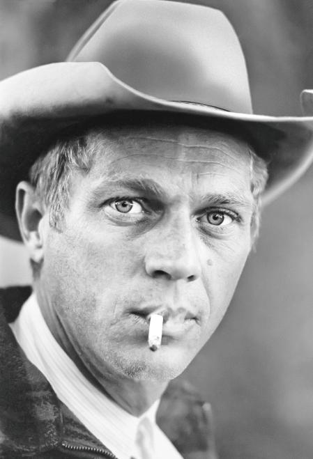 Steve McQueen (1930-1980), fotografiado en Sierra Madre, representa no tanto el glamour como la aventura y la intrepidez con su amor por los coches de carres, igual que Paul Newman