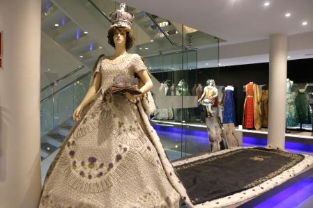 Réplica en papel de un vestido de la reina Isabel II de Inglaterra.