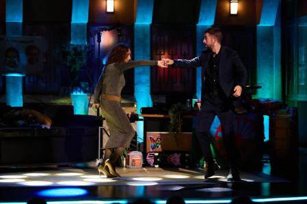 Ana Belén y David Broncano bailando bachata en 'La Revuelta'