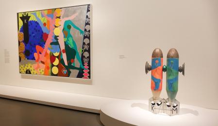 Las dos obras de Kogelnik en la muestra de Tom Wesselmann en París. A la derecha ‘Bombs in Love’, de 1964, y del mismo año 'Autorretrato'