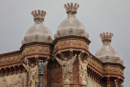 Algunos elementos de la parte superior del monumento han sido cubiertos con mallas protectoras