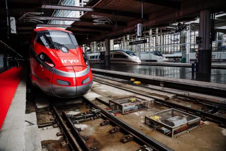 Tren de la operadora ferroviaria Iryo, en la estación de Atocha (Madrid) 