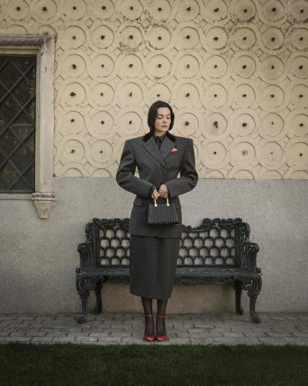 El arte de la sastrería Traje de Sportmax. Anillos B.zero1 Rock de Bvlgari en oro rosa y cerámica negra. Pendientes Serpenti en oro rosa y pavé de diamantes y bolso tote Serpentine Duo de Bvlgari con motivo Calla Matelassé