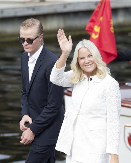 Marius Borg junto a su madre, la princesa Mette-Marit de Noruega.&nbsp;