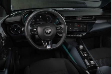 Equipa un cuadro de instrumentos con pantalla de 10,25 pulgadas y un sistema multimedia con pantalla táctil también del mismo tamaño&nbsp;