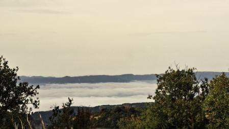 Paisaje con niebla baja en la ruta del Bolet de Toia.