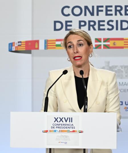 La presidenta de la Junta de Extremadura, María Guardiola, ofrece una rueda de prensa durante la XXVII Conferencia de Presidentes, en el Palacio de la Magdalena, a 13 de diciembre de 2024, en Santander, Cantabria (España). La conferencia se celebra tras más de dos años sin convocarse, en una cita en la que el foco está puesto en la financiación autonómica en Cataluña, aunque el orden del día también incluye vivienda, migración y sanidad.