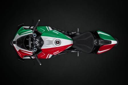 Esta moto destaca a simple vista por los colores rojo, blanco y verde de la bandera italiana