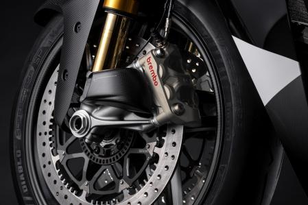 Es la primera moto de serie del mundo equipada con el sistema de frenado delantero Front Brake Pro