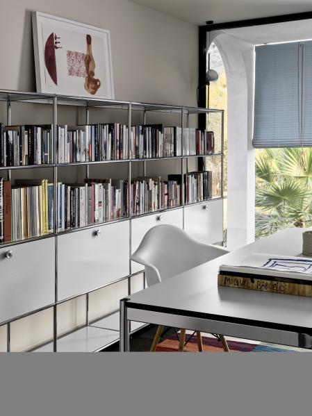 En el despacho, estanterías de BSM