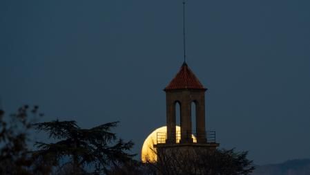 Se va viendo más la luna en El Poquí.