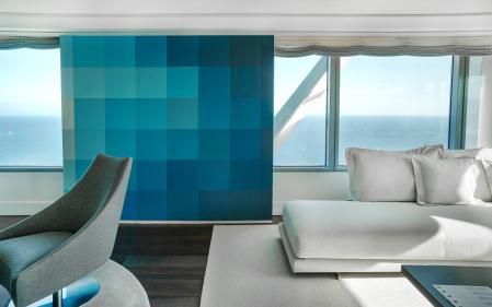 Berni Puig ha intervenido en intensos azules la Arts Suite