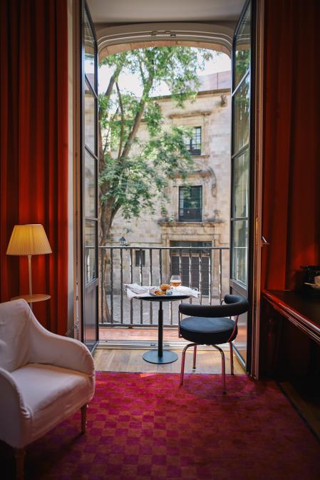 La esencia del Gòtic se cuela en la mejor habitación del Neri