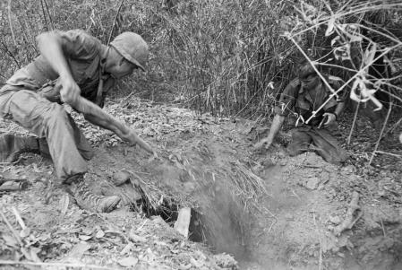 Soldados norteamericanos echan tierra en un túnel donde se creía que se escondían soldados del Viet Cong.