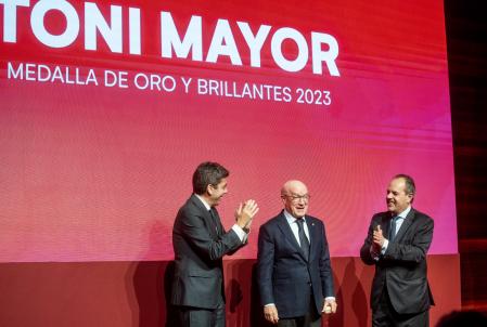 Toni Mayor, expresidente de Hosbec, recibió la Medalla de Oro y Brillantes de la Cámara de Alicante.