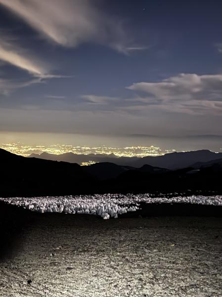 Santiago, al fondo, penitentes de nieve y el terreno pedregoso.