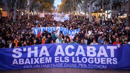 Cabecera de la manifestación a favor de una vivienda digna 'Se ha acabado. Bajamos los alquileres' en Barcelona