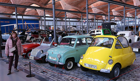 Automóviles expuestos en el MNACTEC de Terrassa.