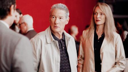 Richard Gere al lado de Uma Thurman, su mujer en la película