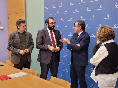 El alcalde, David Bote y Carles Monguilod departiendo tras la rueda de prensa .