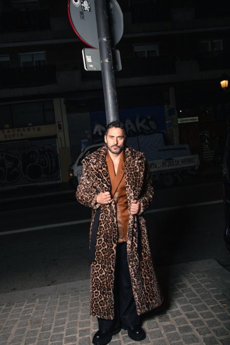 Con traje chaqueta cruzada Mans, abrigo de Palomo Spain y zapatos de Fendi. Alfiler Juste un Clou en oro amarillo, anillo Clash en oro blanco, anillo Love en oro blanco. Todo de Cartier