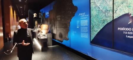 Rafael Pérez, comisario de la muestra y responsable de Arquitectura de la Diputación, ante uno de los paneles explicativos.