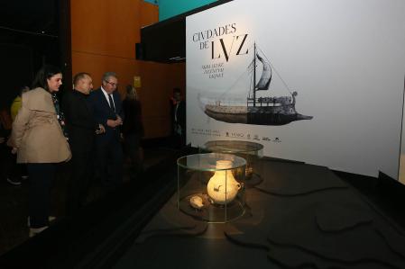 El presidente de la Diputación, Toni Pérez, atiende a las explicaciones durante la visita.