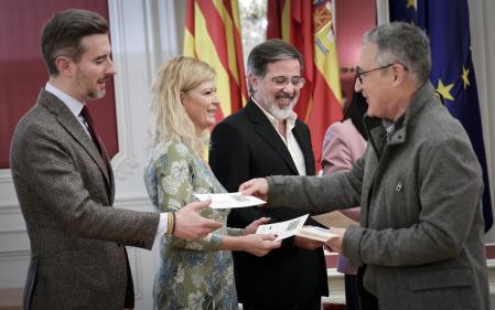 El sindic de Comptes, Vicent Cucarella, entrega una tarjeta con el QR del informe.