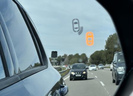 La alerta del ángulo muerto indica en el retrovisor cuándo no se puede hacer un cambio de carril por la presencia de otro vehículo