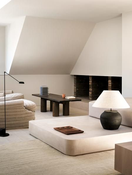 En un edificio de los años sesenta, la reforma se estructura en torno a un volumen cuadrado central revestido de madera pintada de blanco