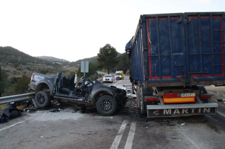 El turismo, una pick-up, ha quedado reducido a un amasijo de hierros