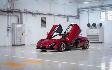 El primer ejemplar se entregó el pasado 17 de diciembre, el mismo día que, en 1966,&nbsp; el legendario Carlo Chiti encargó el desarrollo de la carrocería de lo que se convertiría en el 33 Stradale&nbsp;