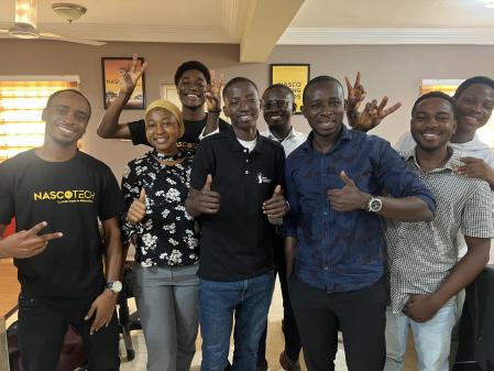 Ahmed Mansur, con sus compañeros de la empresa en la que realizó el Erasmus