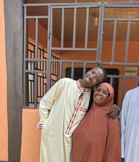 Ahmed, con su madre, a la que vio seis años después de abndonar Ghana