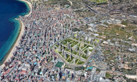 Otra perspectiva muestra, en el centro de la imagen, la recreación virtual del Plan Ensanche de Levante sobre una imagen real del Benidorm actual.