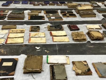 Algunos de los docuemntos que se están secando en Feria Valencia