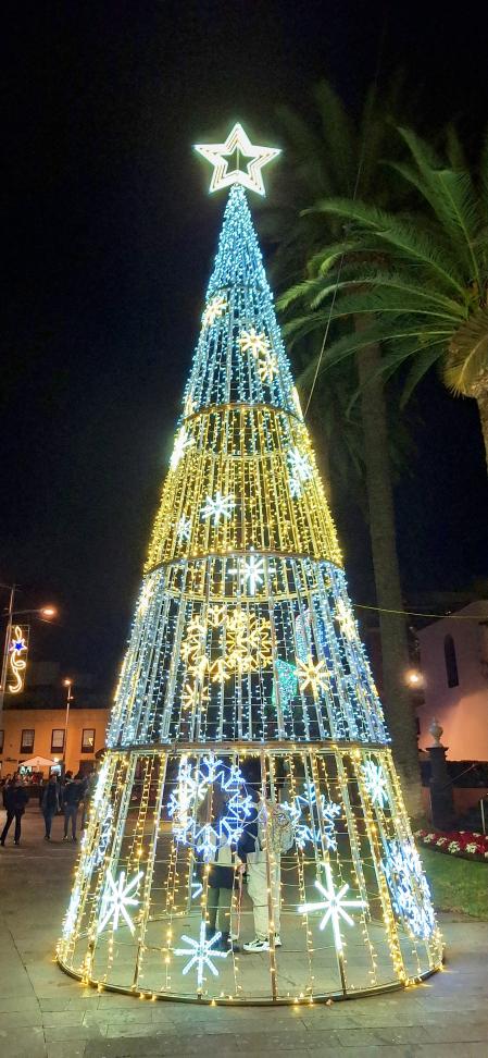 Árbol navideño en La Laguna.