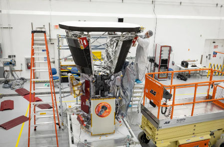 Técnicos de la NASA instalan el escudo protector que protege a la nave Parker de temperaturas superiores a los 1.000ºC