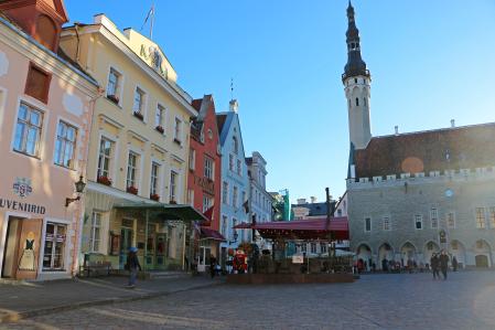 La Raekoja plats -la plaza del Ayuntamiento- es el epicentro de Tallin
