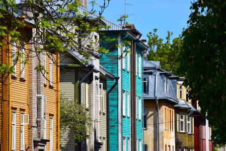 Casas de madera de colores del barrio de Kalamaja