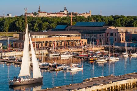 El puerto deportivo ocupa parte de los antiguos astilleros de submarinos de Noblessner