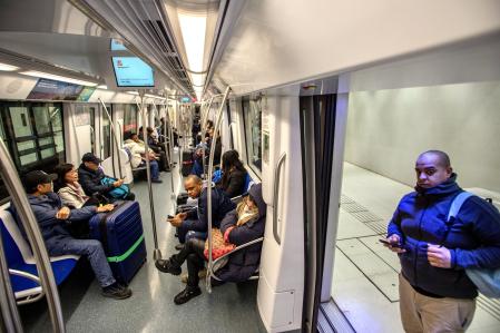Un tren de la L9 del metro