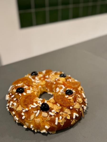 El roscón clásico con cerezas y naranja confitada de Morreig