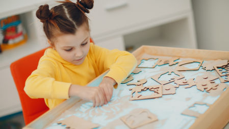 Mesa de actividades para la motricidad y coordinación