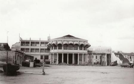Edificio de Las Termas Victoria desde la playa, con su mirador en el piso alto.