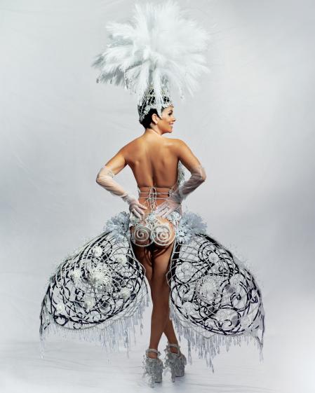 Un diseño compuesto de tres piezas: corsé, casquete y guardainfantes, con más de 8.500 cristales creados a partir de gotas de leche materna