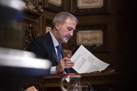 El alcalde Collboni repasa la documentación de uno de los últimos pleno del Ayuntamiento de Barcelona del 2024